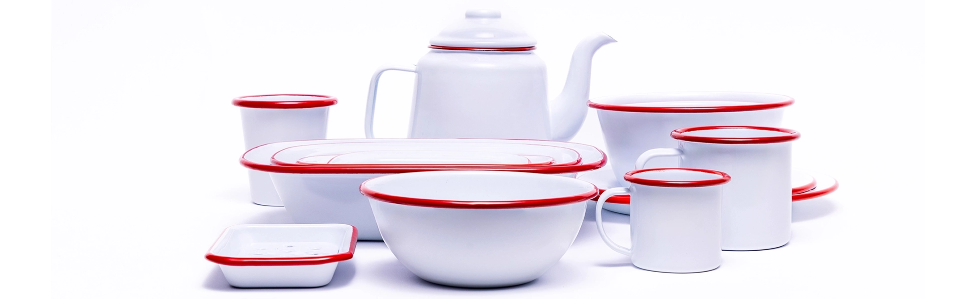 Stapeley-Interiors_Red-and-white-enamelware1